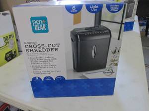 lot 282 image: Pen & Gear 6 Sheet Cross Cut Shredd...