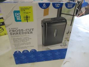 lot 283 image: Pen & Gear 6 Sheet Cross Cut Shredd...