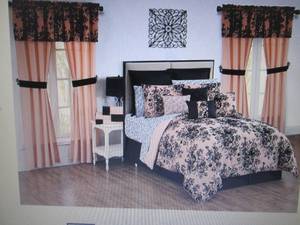 lot 284 image: Courtney 30-Pc. Bedroom Super Set -...