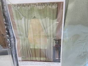 lot 303 image: 2 Halley 56 x 63 6-Pc. One-Rod Dr...