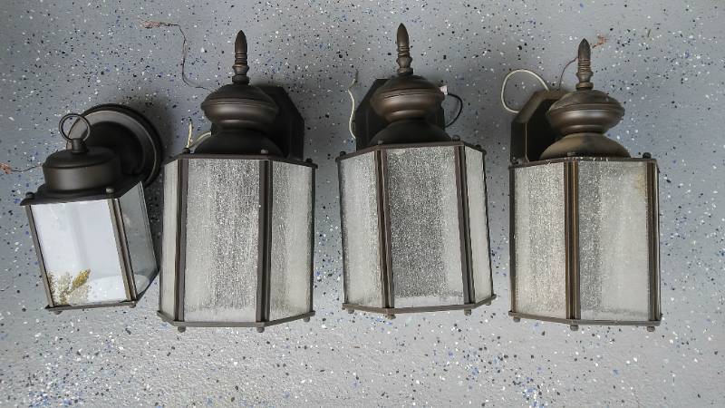 lot 19 image: Set of 4 Outdoor House Lights