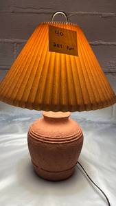 lot 40 image: Elegant 3-Way Short Lamp
