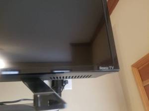 lot 341 image: Insignia 39 Class 1080p LED HDTV Roku TV