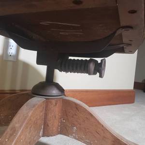 lot 325 image: Antique Office Bankers Chair