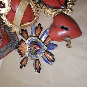 lot 136 image: Feel the Love Tin Wall Art
