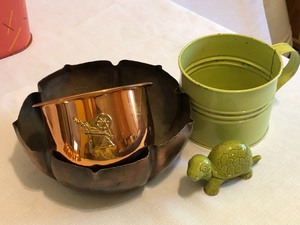lot 190 image: Fun Vintage Kitchen Items