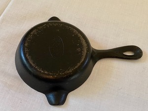 lot 159 image: Vintage Wagner Ware Cast Iron Ashtray