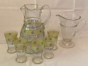 lot 120 image: Vintage Juice Pitcher with Five Coordinating Glasses