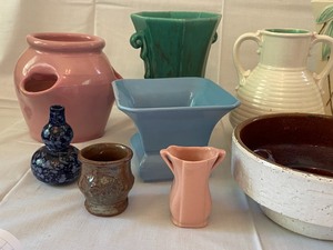 lot 128 image: Vintage Pottery Items