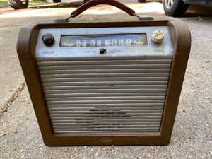 lot 283 image: Old Temple Radio