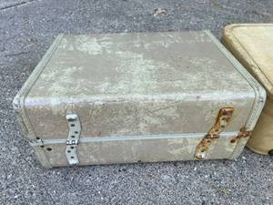 lot 286 image: 3 Vintage Suitcases