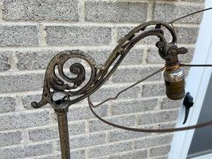 lot 289 image: Vintage Ornate Metal Floor Lamp