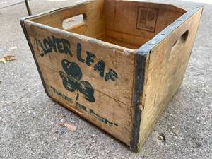 lot 358 image: Vintage Clover Leaf Famous For Purity Crate