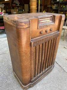 lot 359 image: Vintage Philco Radio Frame