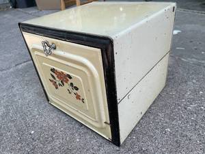 lot 398 image: Vintage Floral Tin Box With Storage Shelf