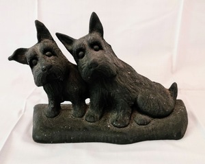 lot 76 image: Cast Iron Doggie Doorstop