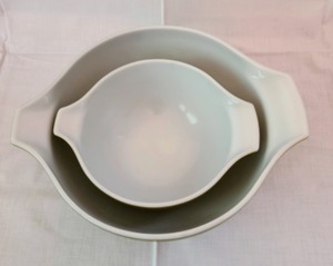 lot 82 image: Pyrex Spring Blossom Mixing Bowls