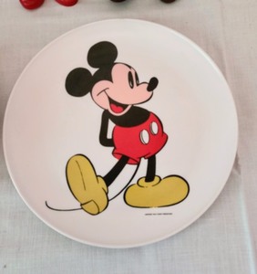 lot 102 image: Vintage Mickey and Minnie Mouse Plates and Figurines