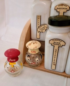 lot 112 image: Vintage Milk Glass Spice Rack