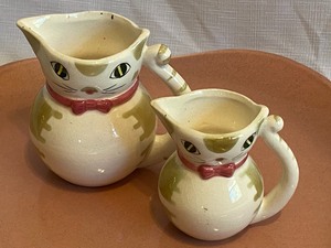lot 431 image: Vintage Russell Wright Platter & Adorable Cat Figurine Creamers