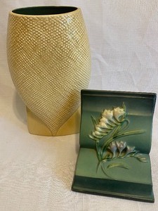 lot 430 image: Vintage Roseville Bookends and Red Wing Vase