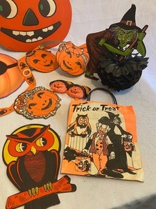 lot 427 image: Vintage Halloween Decorations