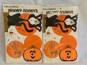 lot 424 image: (2) Moony Goonys Halloween Decorations by Peck