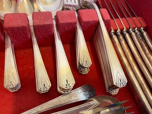 lot 418 image: Vintage Community Plate Flatware Set