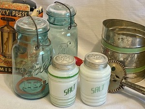 lot 407 image: Vintage Kitchen Items