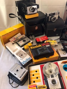 lot 267 image: Large Lot of a Variety of Vintage Cameras