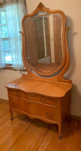 lot 212 image: Birds Eye Maple Dresser with Mirror