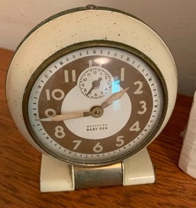 lot 222 image: Three Vintage Clocks