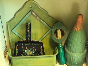 lot 187 image: Vintage Green Items