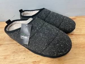 Urban Pipeline Mens Sherpa Slippers Size M.