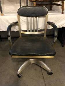 lot 18 image: Lot of 3 Vintage Chairs