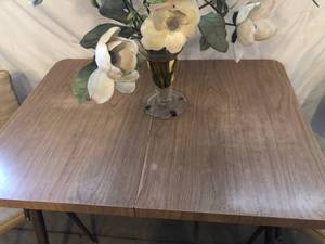 lot 7 image: Retro Kitchen Table & Chairs & Arrangement