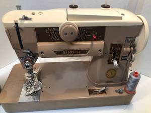 lot 28 image: Vintage Singer Sewing Machine and Sewing Supplies