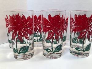 lot 42 image: Set of 7 Mid century Poinsettia Drinking Glasses