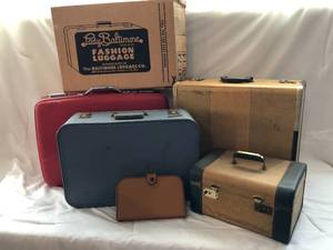 lot 48 image: Vintage Suitcases & Toiletries Case