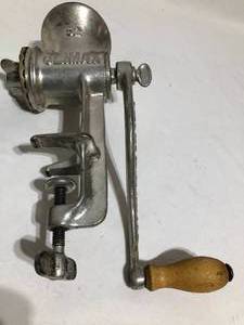 lot 102 image: 4 Meat Grinders