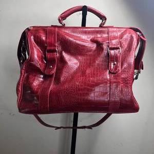 lot 9 image: Large  Red Faux Leather Croc Print Duffle Bag