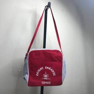 lot 28 image: Rare Vintage Orient Paradise Tours Japan Air Crossbody Freeze Bag