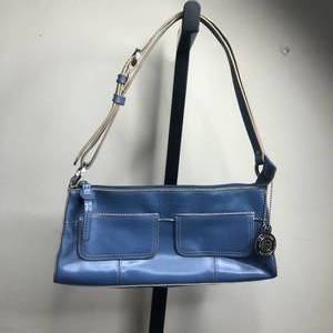 lot 83 image: Blue Kenneth Cole Reaction Handbag