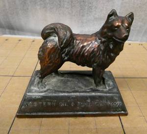 lot 9 image: Western Oil  Husky Dog statue 1930s