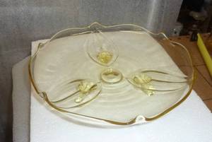 lot 12 image: Very Pretty vintage Pale Yellow cake or serving plate 10 diameter