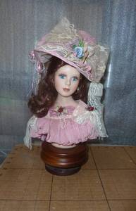 lot 33 image: Very pretty musical lady by Mann Co. - works perfectly, stands 12 tall
