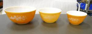 lot 36 image: 3 vintage Gold design Pyrex bowls, ovenware, no chips or breaks