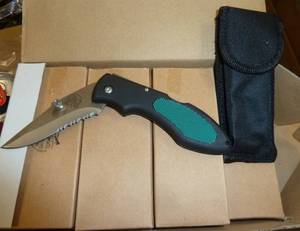 lot 79 image: 24 Serrated edge pocket knives