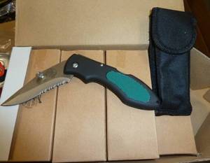 lot 83 image: 36 Serrated edge pocket knives