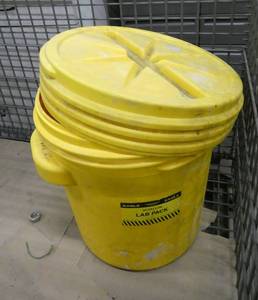 lot 171 image: Empty 20 gal container for spill cleanup